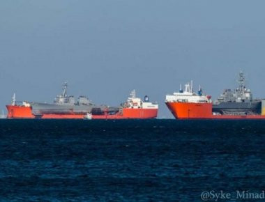Εικόνα-πλήγμα για το αμερικανικό Ναυτικό: Πάει για επισκευή το αντιτορπιλικό που συγκρούστηκε με εμπορικό πλοίο